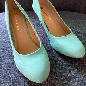 Never-worn, Chase + Chloe mint green/aqua pumps